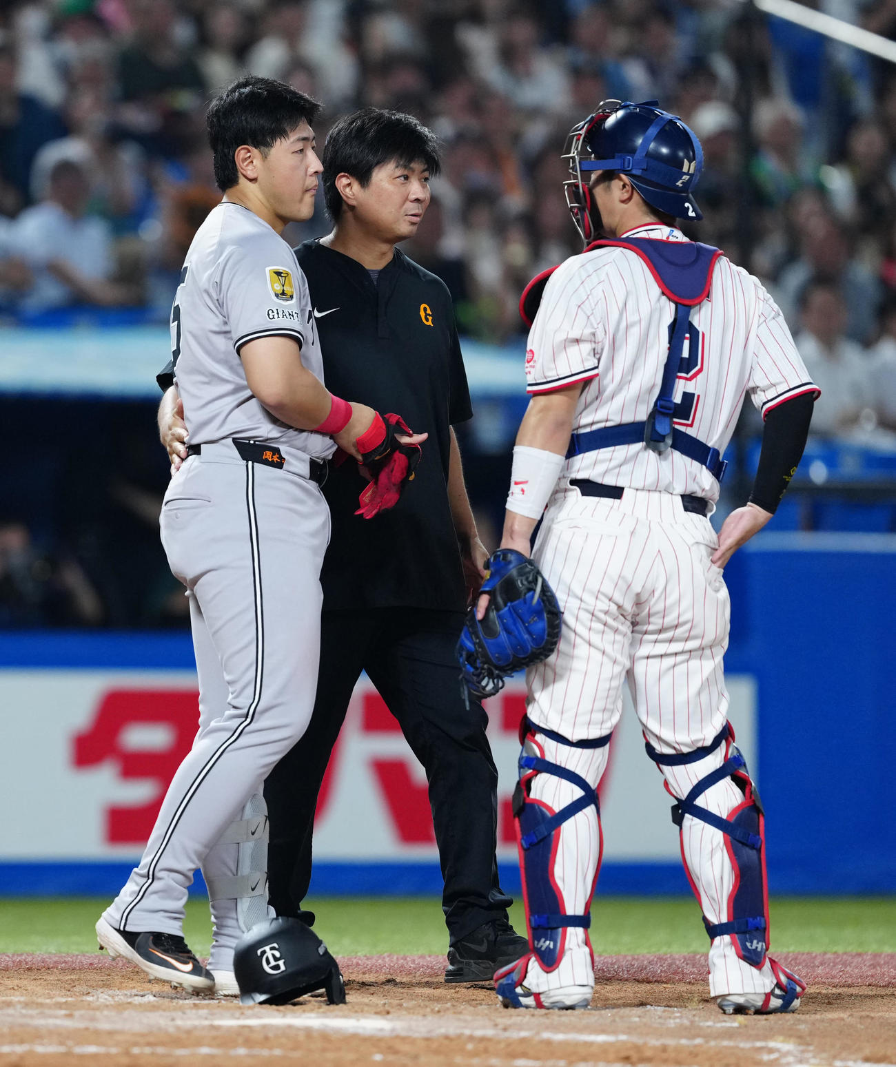 ヤクルト対巨人　5回表巨人1死一、二塁、頭部に死球を受けた岡本（左）（撮影・江口和貴）