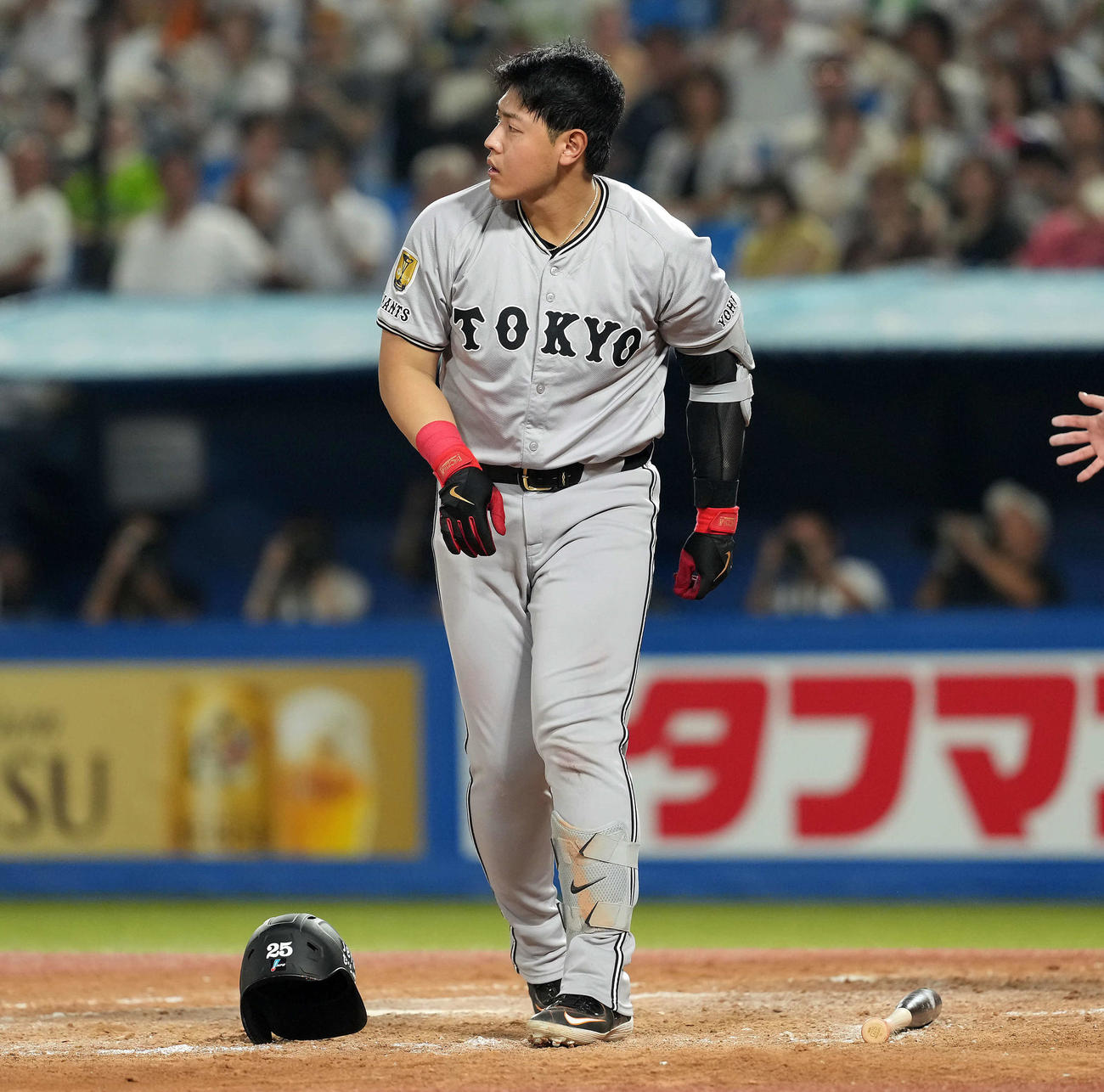 ヤクルト対巨人　5回表巨人1死一、二塁、頭部付近に死球を受け奥川をにらみつける岡本（撮影・たえ見朱実）