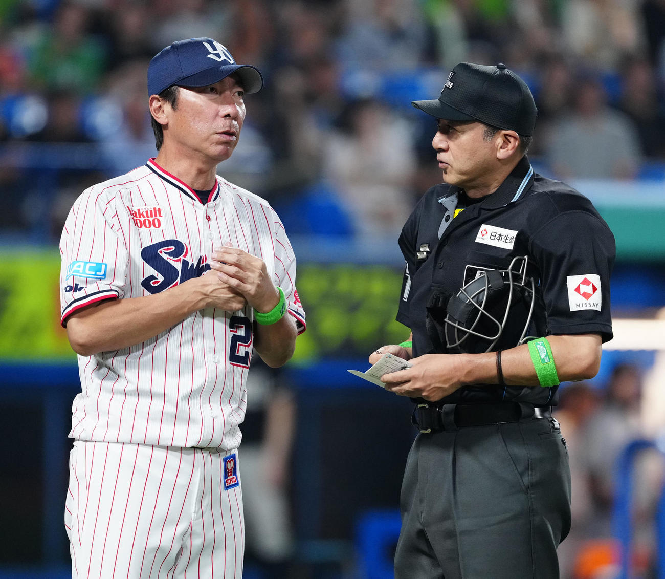 ヤクルト対巨人　5回表、ヤクルト先発の奥川が危険球退場となり、有隅球審（右）と言葉を交わす高津監督（撮影・江口和貴）