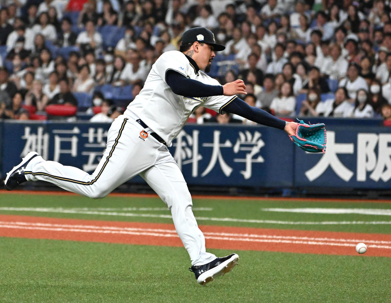 オリックス対ロッテ　9回表ロッテ1死三塁　ソトが放った投ゴロを落球するマチャド（撮影・石井愛子）