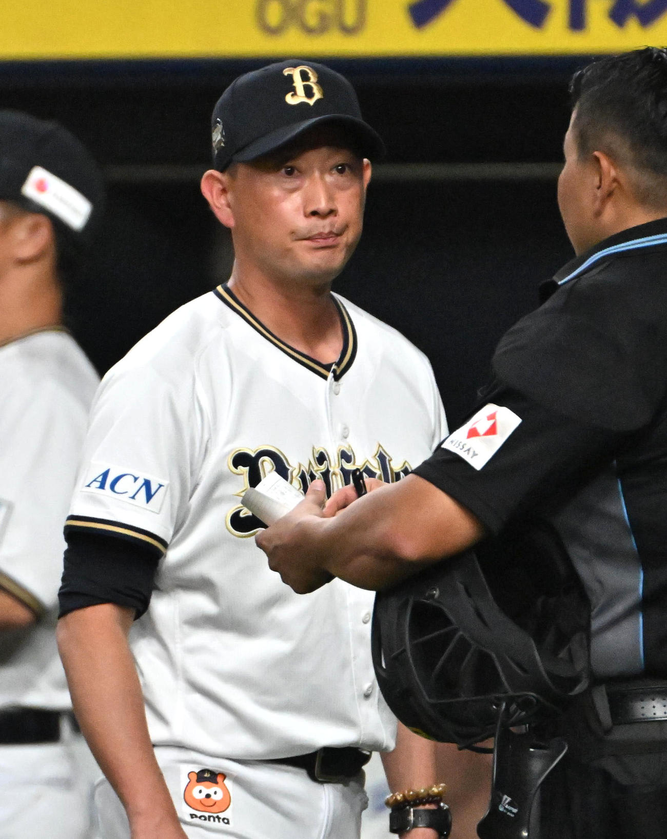オリックス対ロッテ　選手交代を告げる岸田監督（撮影・石井愛子）