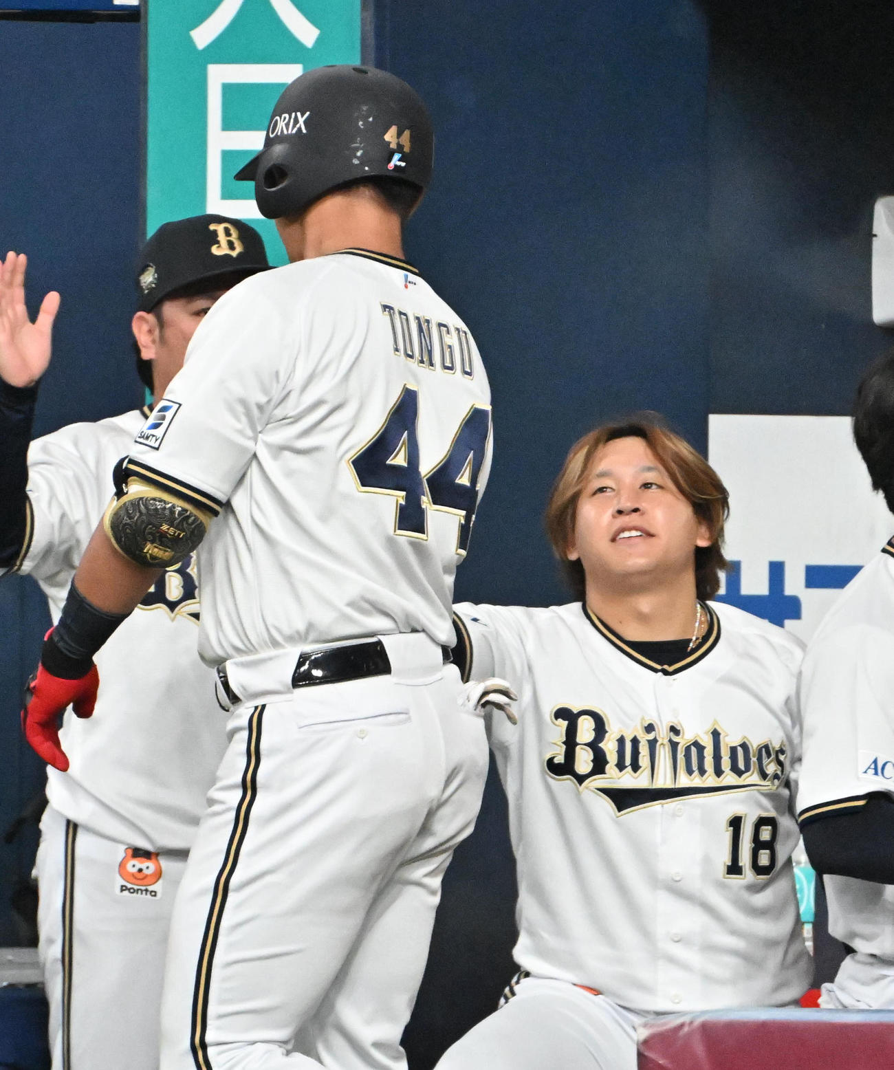 オリックス対ロッテ　6回裏オリックス1死　宮城（右）は本塁打を放った頓宮とハイタッチをする（撮影・石井愛子）