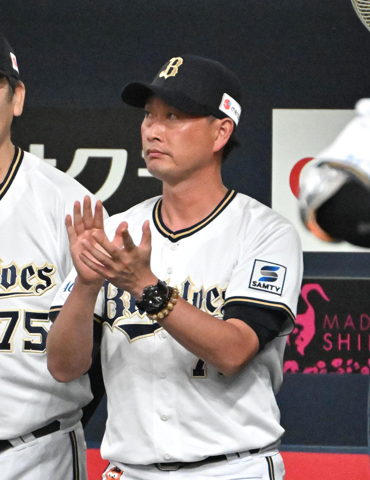 オリックス対ロッテ　6回裏オリックス1死　本塁打を放った頓宮に拍手をする岸田監督（撮影・石井愛子）