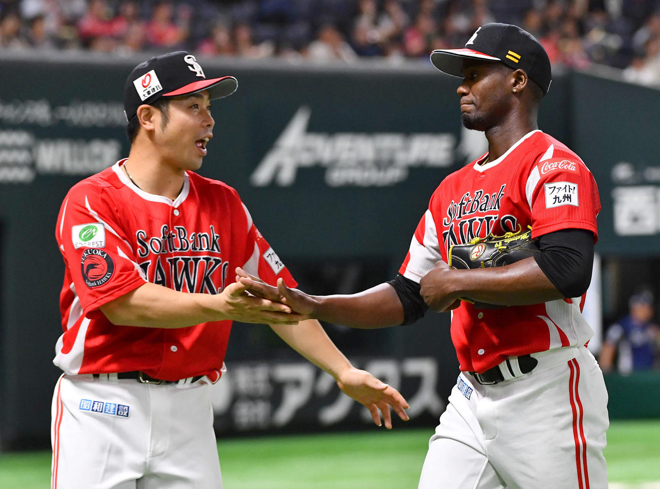 ソフトバンク対西武　4回表を抑えたモイネロ（右）は近藤とタッチを交わしながらベンチへ戻る（撮影・岩下翔太）