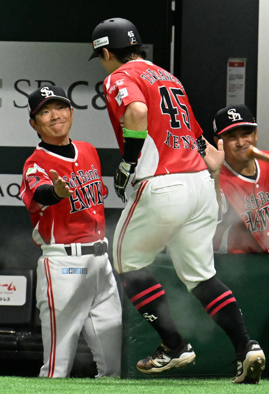 ソフトバンク対西武　3回裏ソフトバンク無死一、三塁、生還した谷川原（右）は小久保監督とタッチを交わす（撮影・林敢治）