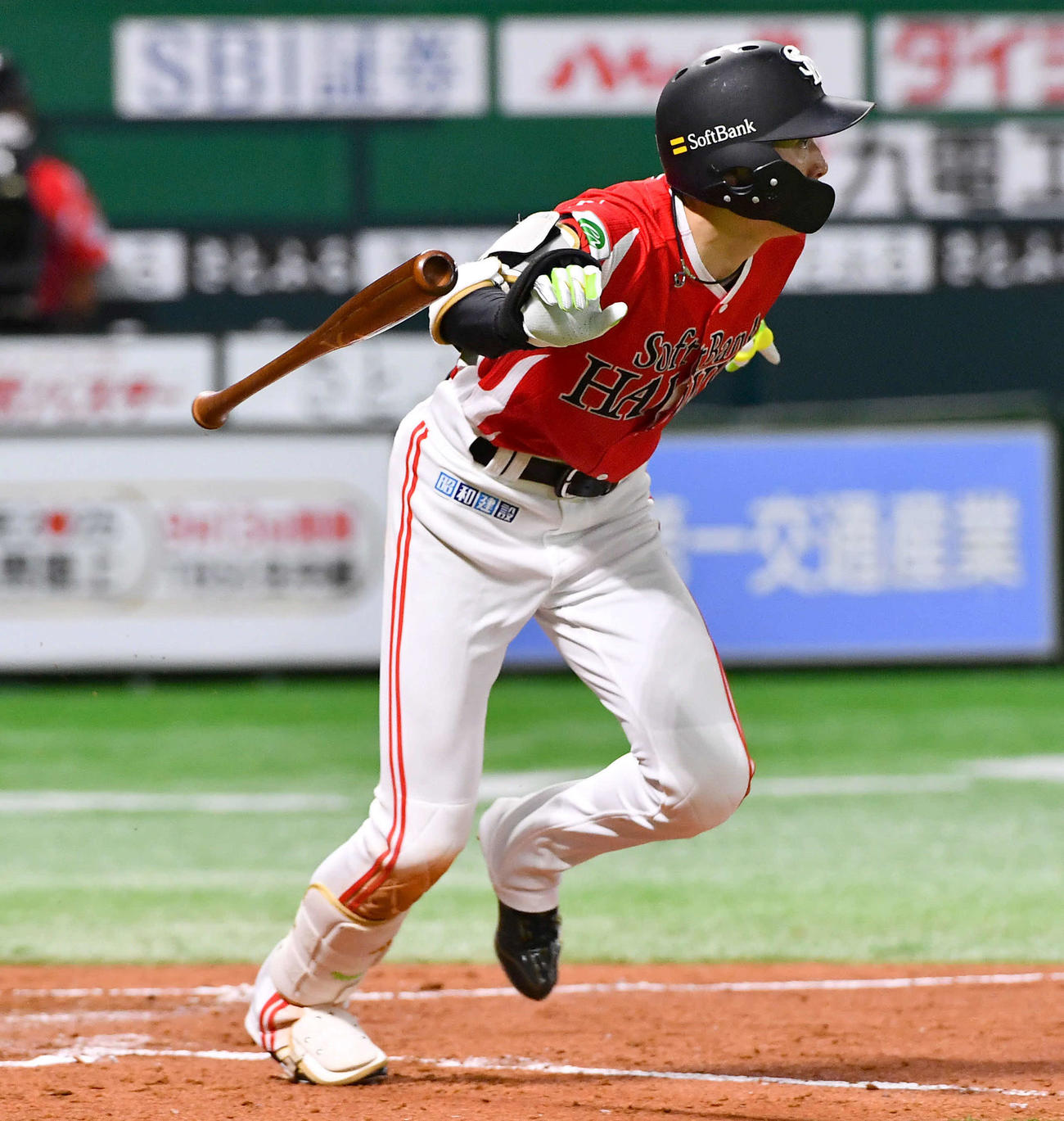 ソフトバンク対西武　3回裏ソフトバンク無死一、二塁、周東は遊撃適時内野安打を放つ（撮影・岩下翔太）