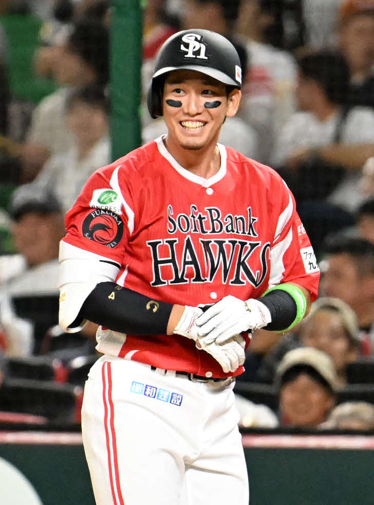 ソフトバンク対西武　3回裏ソフトバンク2死満塁、栗原は適時打を放つ（撮影・林敢治）