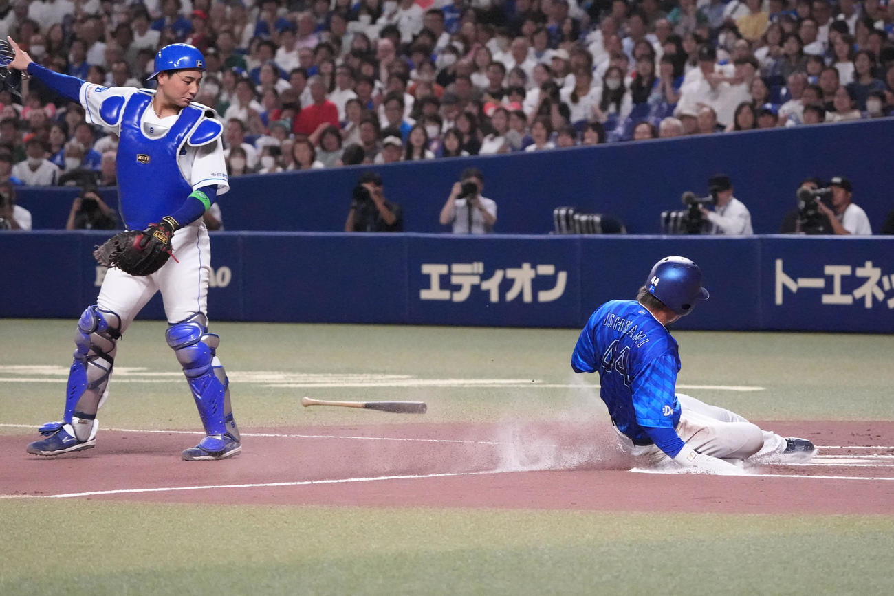 中日対DeNA 7回表DeNA1死三塁、石上（右）は東のスクイズで生還する（撮影・森本幸一）