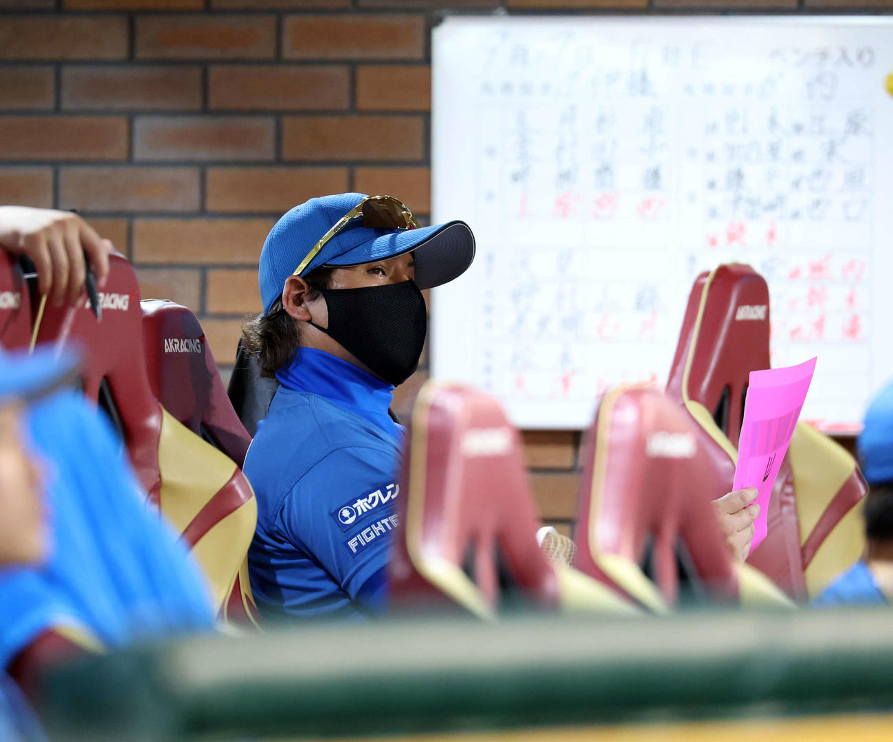 楽天対日本ハム　4回裏楽天無死一塁、遠くを見つめる日本ハム新庄監督（撮影・浅見桂子）