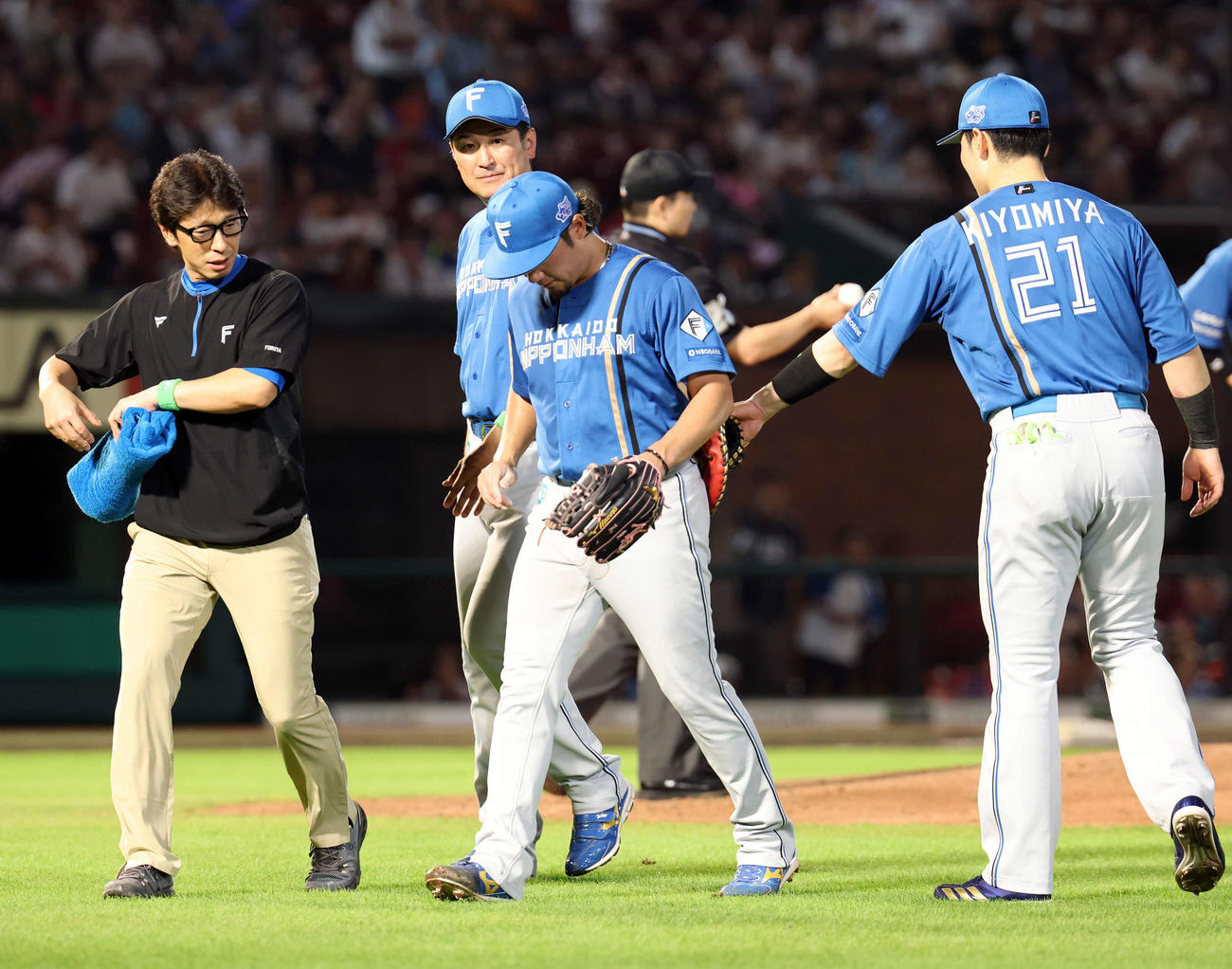 楽天対日本ハム　4回裏楽天無死、黒川の投手急襲内野安打を足に当て、一旦ベンチに下がる伊藤（中央）（撮影・浅見桂子）