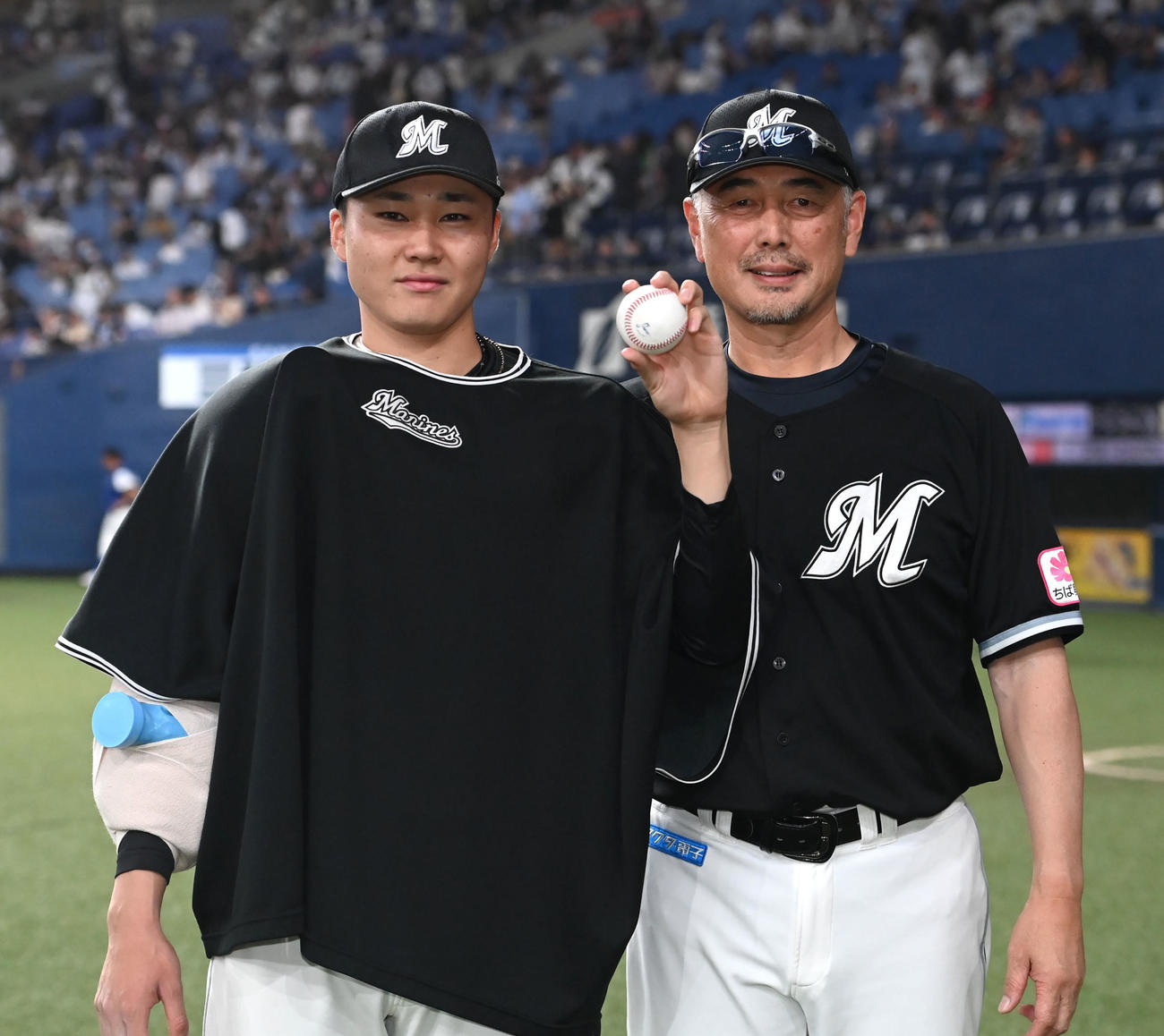 オリックス対ロッテ　初勝利を挙げ記念撮影をする広池（左）、吉井監督（撮影・石井愛子）