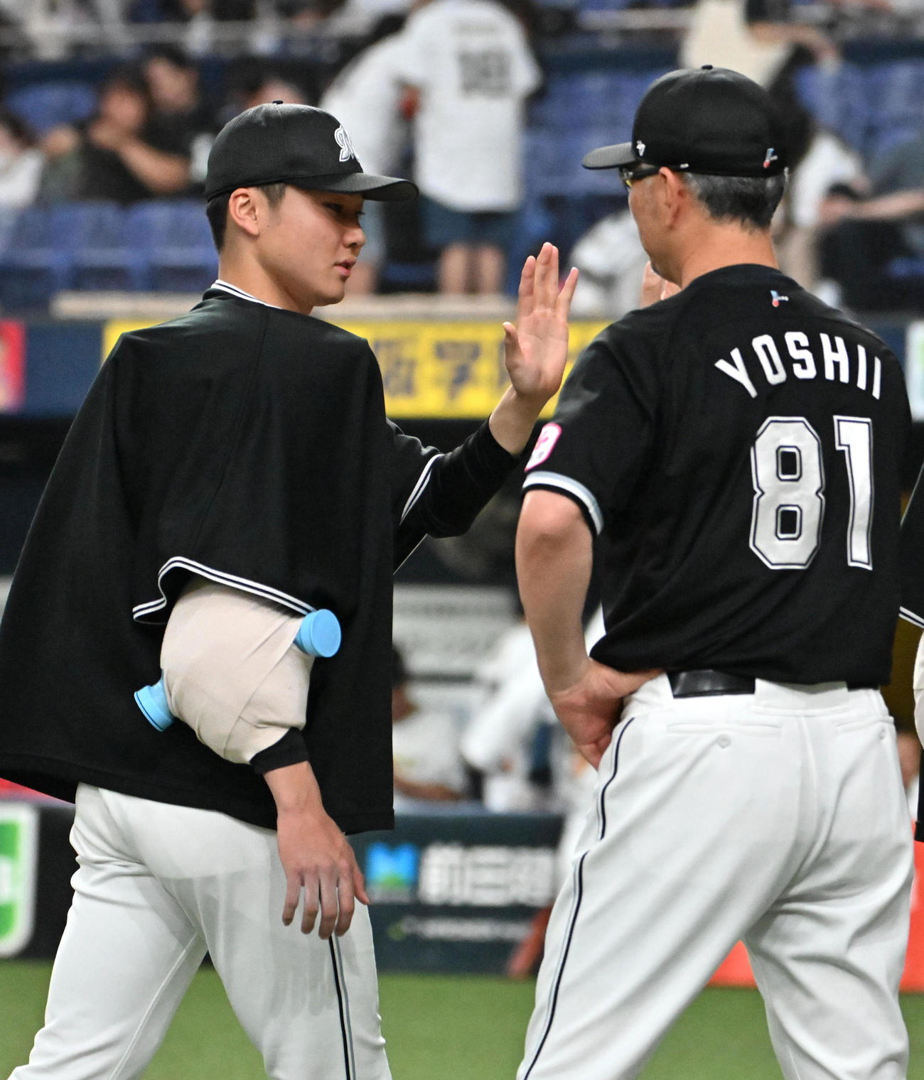 オリックス対ロッテ　オリックスに勝利しハイタッチをする広池（左）、吉井監督（撮影・石井愛子）