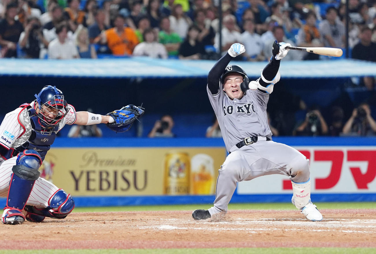 ヤクルト対巨人　8回表巨人無死一塁、死球を受けた岸田（撮影・江口和貴）