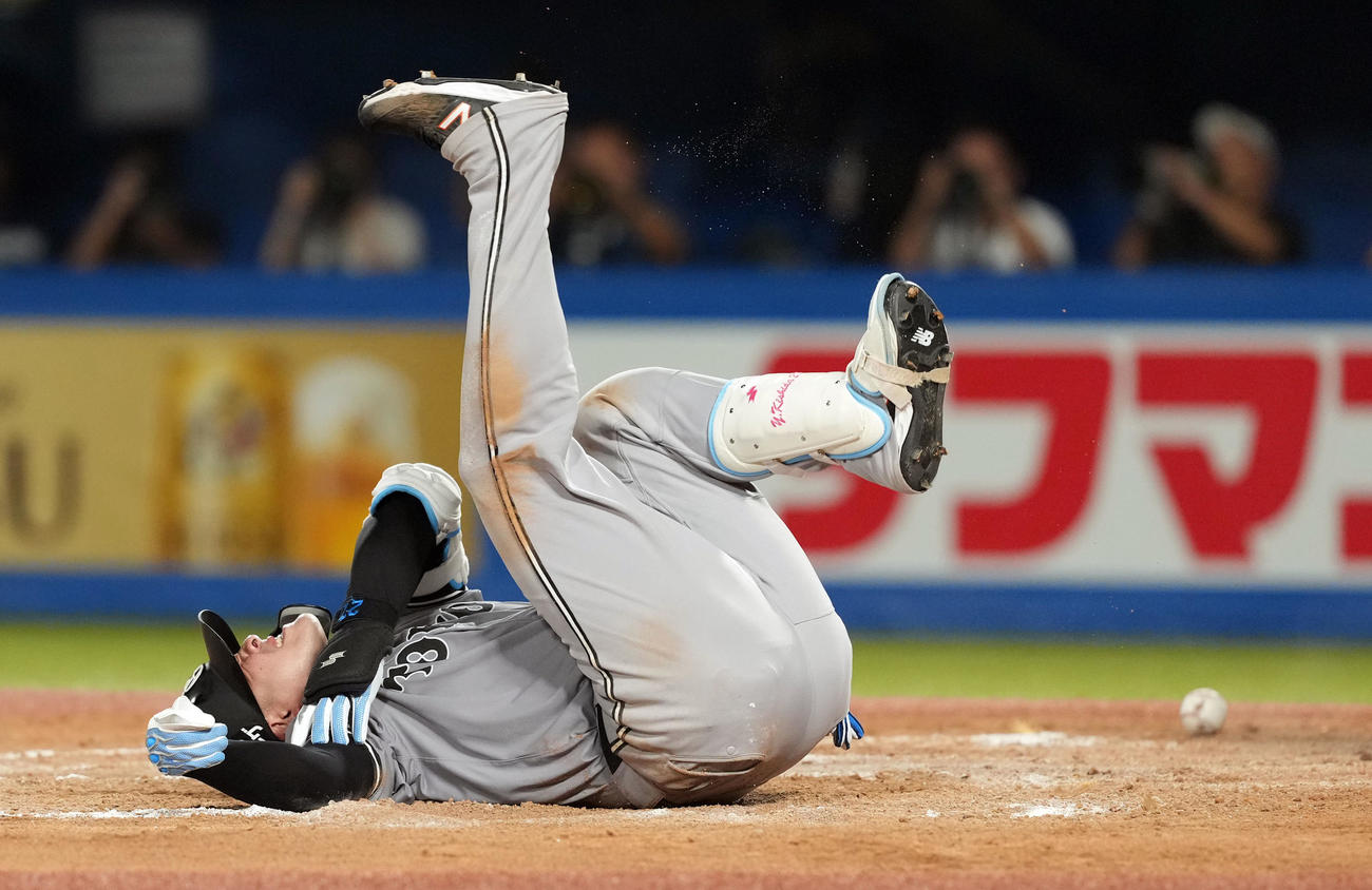ヤクルト対巨人　8回表巨人無死一塁、死球を受け痛がる岸田（撮影・たえ見朱実）