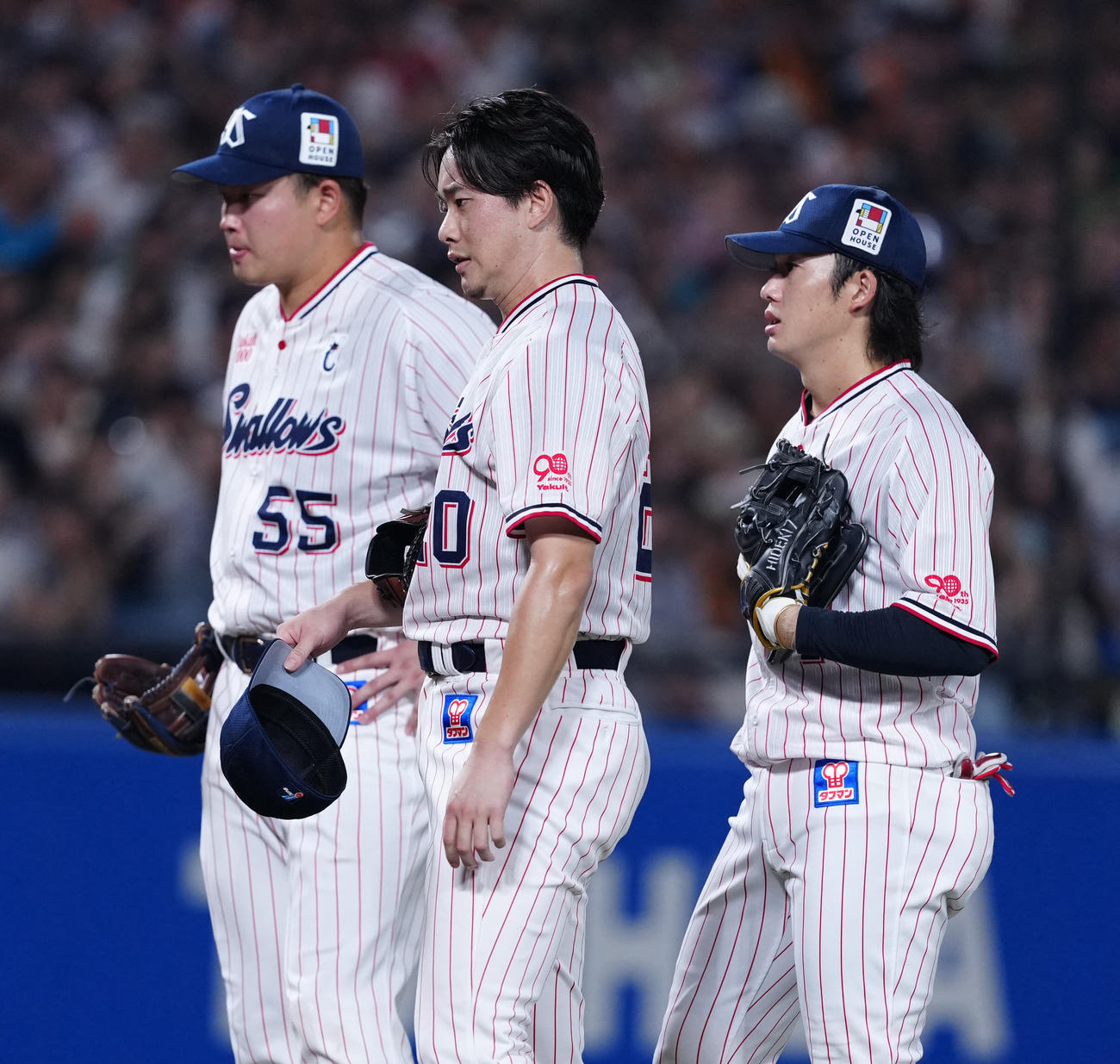 ヤクルト対巨人　8回表巨人無死一塁、岸田への死球で厳しい表情の木沢（中央）（撮影・江口和貴）