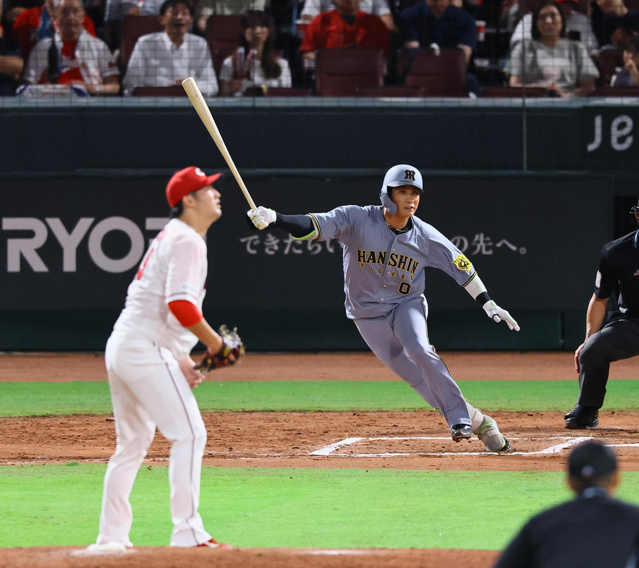 広島対阪神　6回表阪神無死一、三塁、木浪は中前に適時打を放つ。投手床田（撮影・藤尾明華）