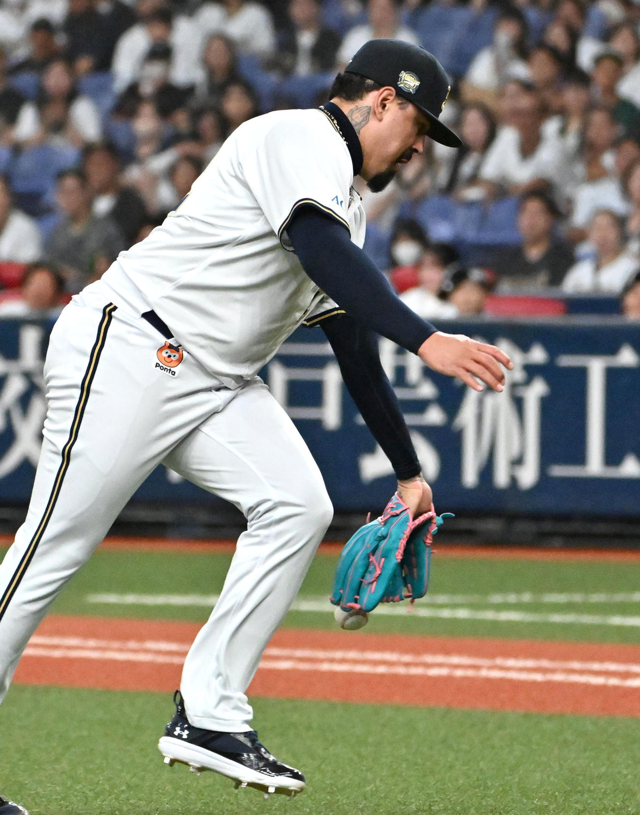 オリックス対ロッテ　9回表ロッテ1死三塁　ソトが放った投ゴロを落球するマチャド（撮影・石井愛子）
