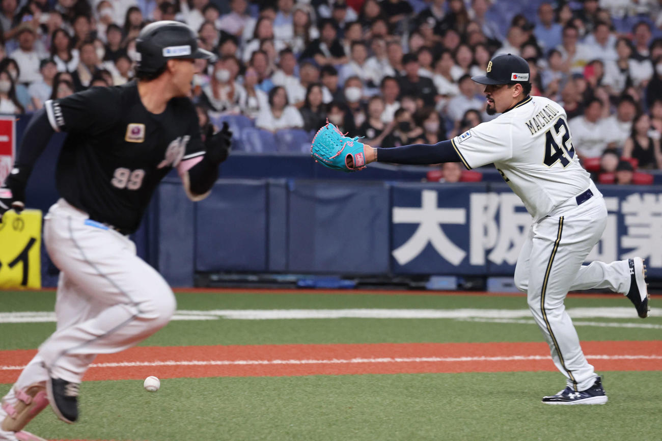 オリックス対ロッテ　9回表ロッテ1死三塁、ソト（左）の打球を処理したマチャドはグラブトスを試みるも失敗し三走の生還を許す（撮影・西尾就之）