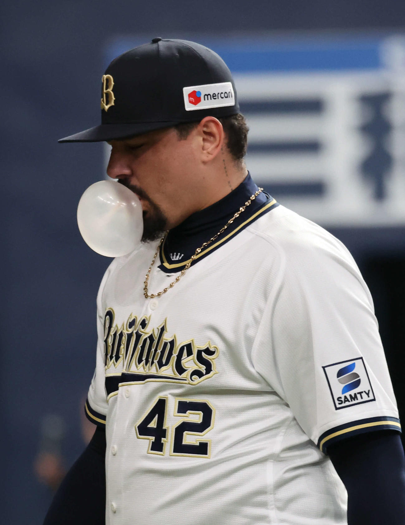 オリックス対ロッテ　9回表に失点したオリックスのマチャドはガムを膨らませながらベンチに戻る（撮影・西尾就之）