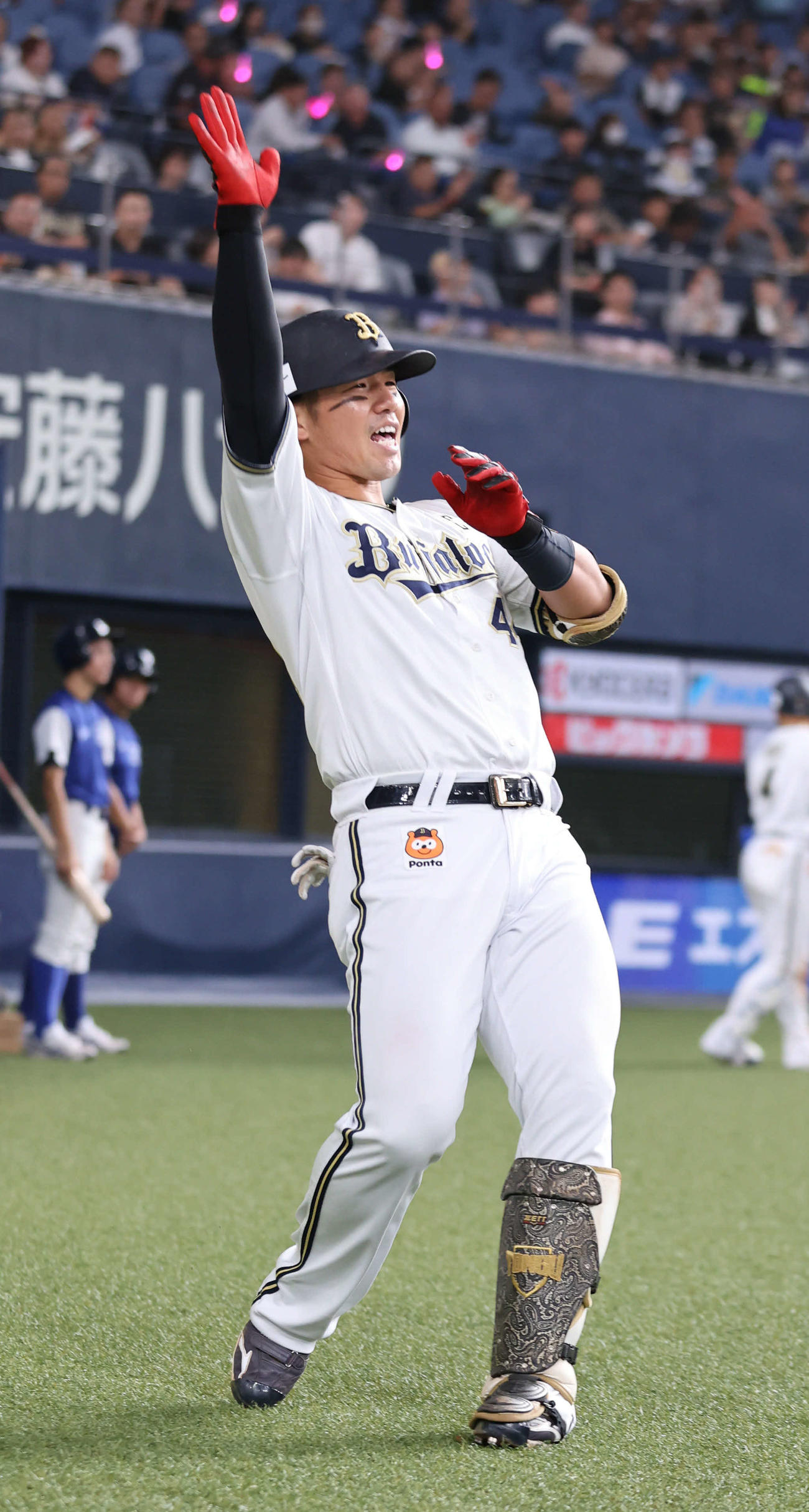オリックス対ロッテ　6回裏オリックス1死、頓宮は左越えに本塁打を放ち、ほいさーポーズを決める（撮影・西尾就之）