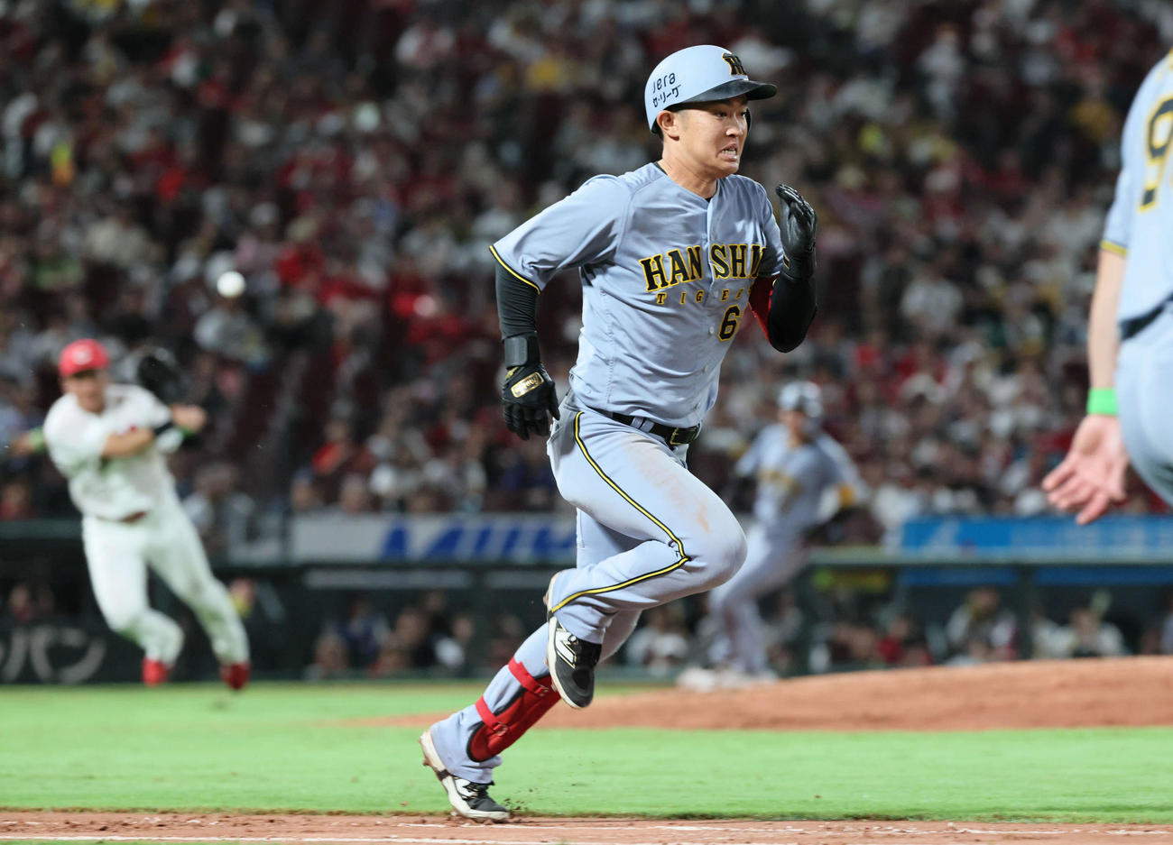 広島対阪神　6回表阪神無死一、二塁、中川は三塁前にセーフティーバントを決め、三塁の悪送球の間にさらに加点（撮影・加藤孝規）