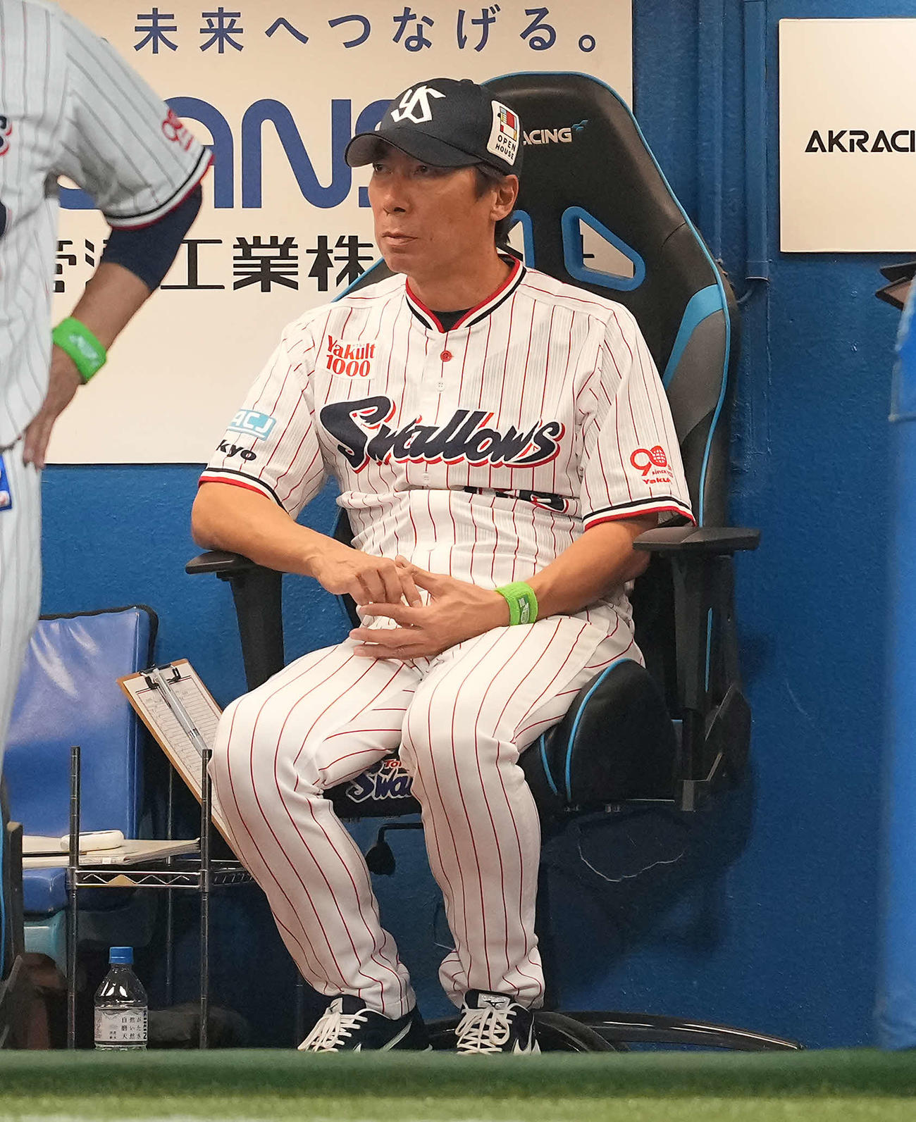 ヤクルト対巨人　ベンチで厳しい表情を見せるヤクルト高津監督（撮影・たえ見朱実）