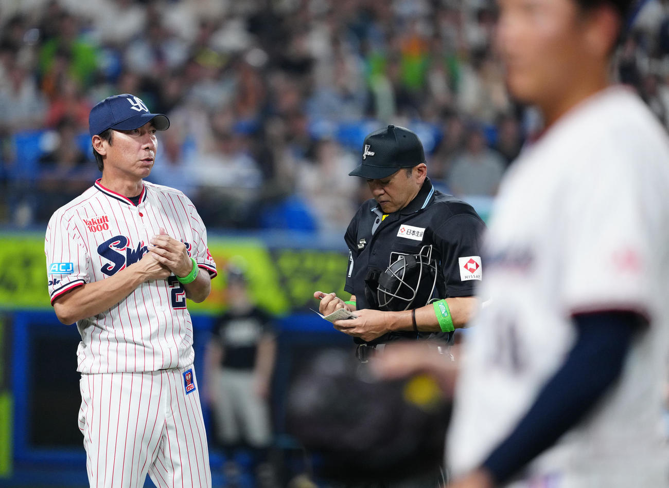 ヤクルト対巨人　5回表、ヤクルト先発の奥川（手前）が危険球退場となり、有隅球審（右）と言葉を交わす高津監督（撮影・江口和貴）