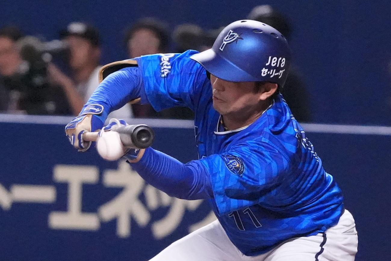 中日対DeNA 7回表DeNA1死三塁、スクイズを決める東（撮影・森本幸一）