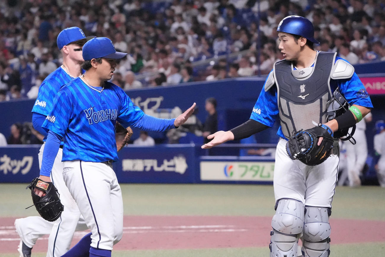 中日対DeNA 2回終了、東（左から2人目）は山本とタッチを交わしベンチへ戻る（撮影・森本幸一）