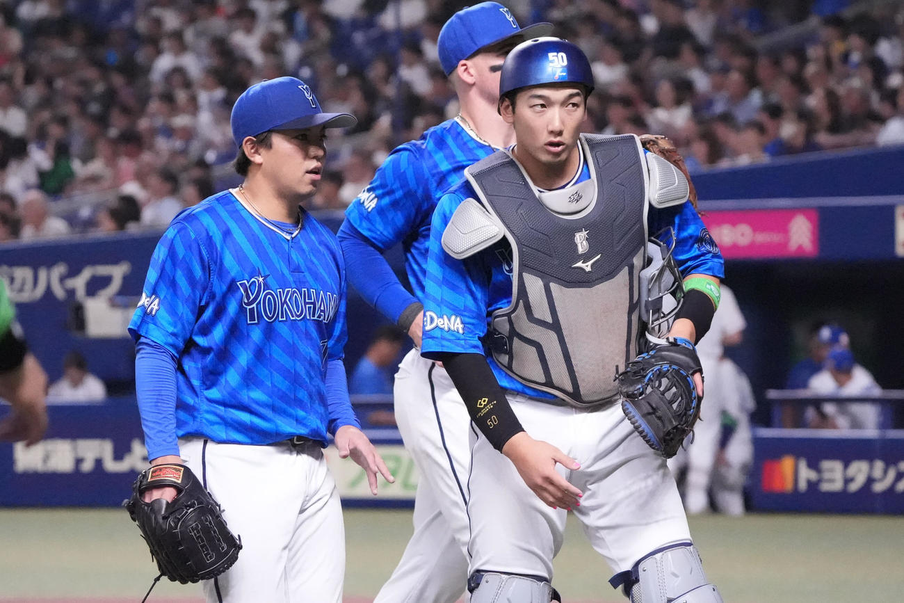 中日対DeNA 2回終了、東（左）は山本と言葉を交わしベンチへ戻る（撮影・森本幸一）