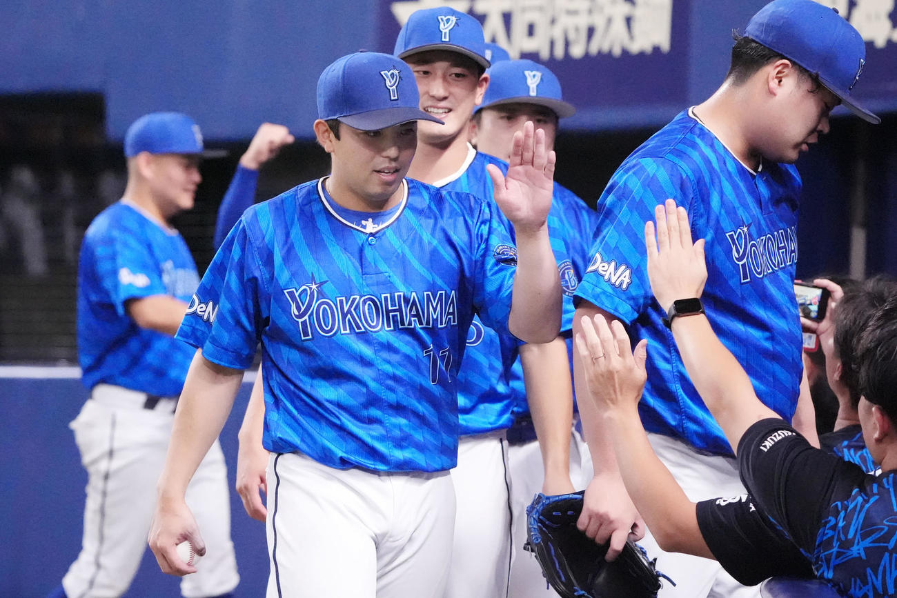 中日対DeNA　試合終了、東（左）はナイン、スタッフとタッチを交わす（撮影・森本幸一）