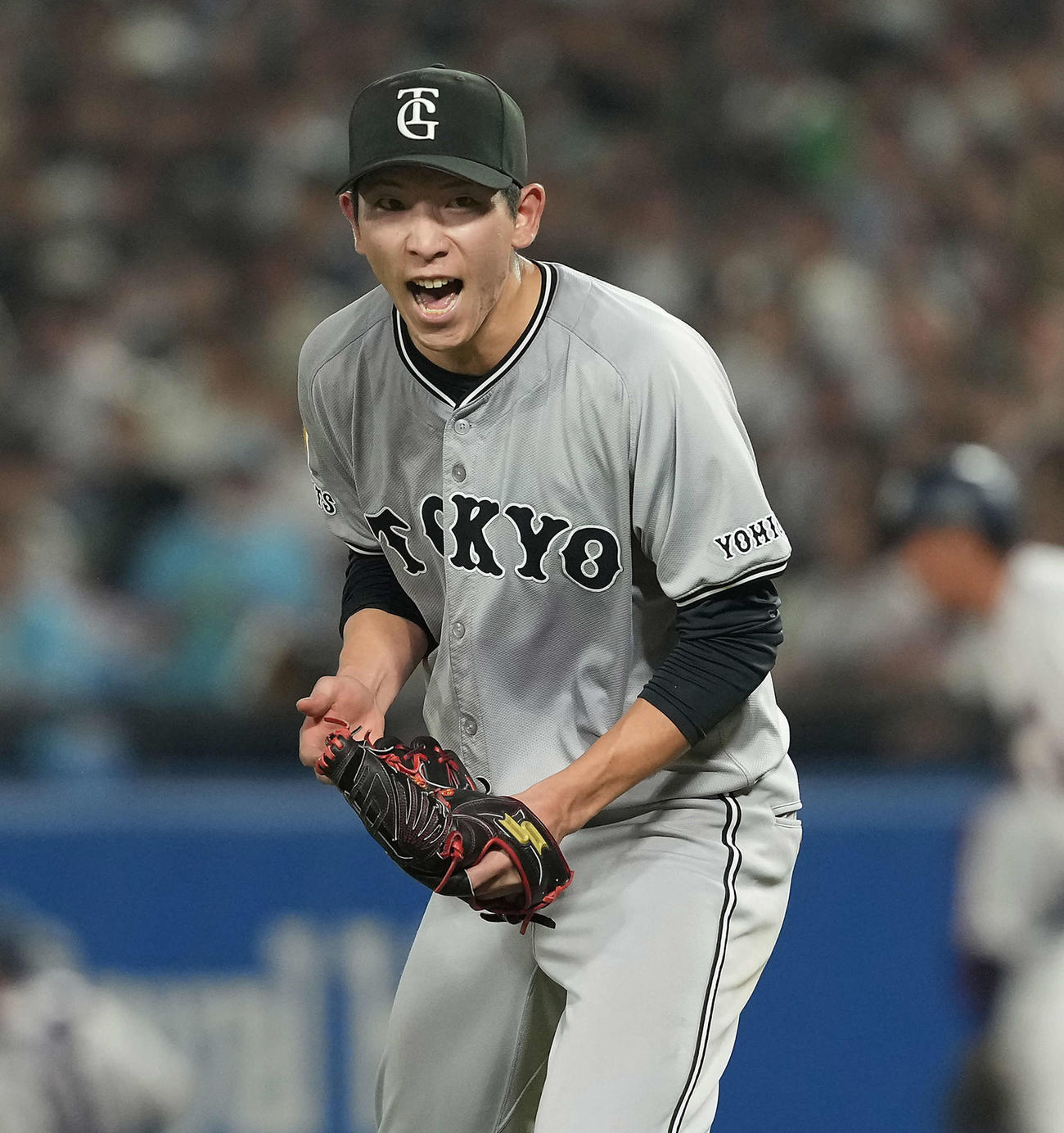 ヤクルト対巨人　6回裏ヤクルト2死一、二塁、代打太田を遊ゴロに仕留めガッツポーズを決める戸郷（撮影・たえ見朱実）