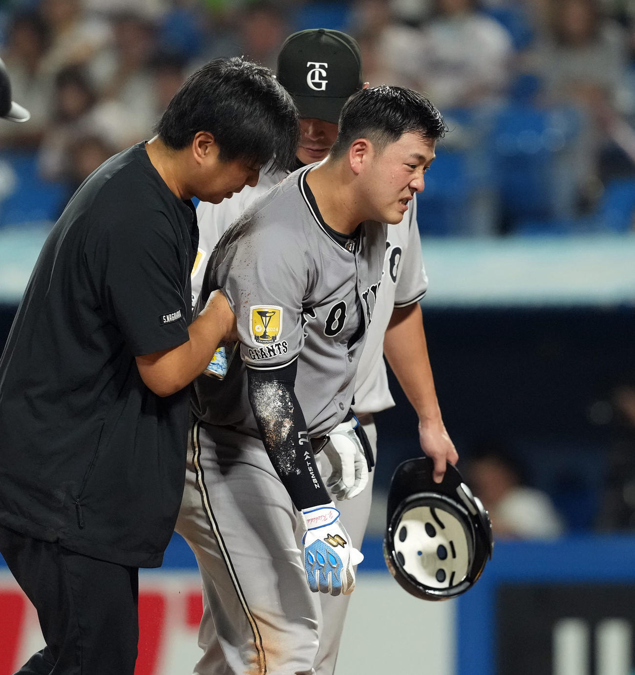 ヤクルト対巨人　8回表巨人無死一塁、死球を受けベンチに下がる岸田（撮影・たえ見朱実）
