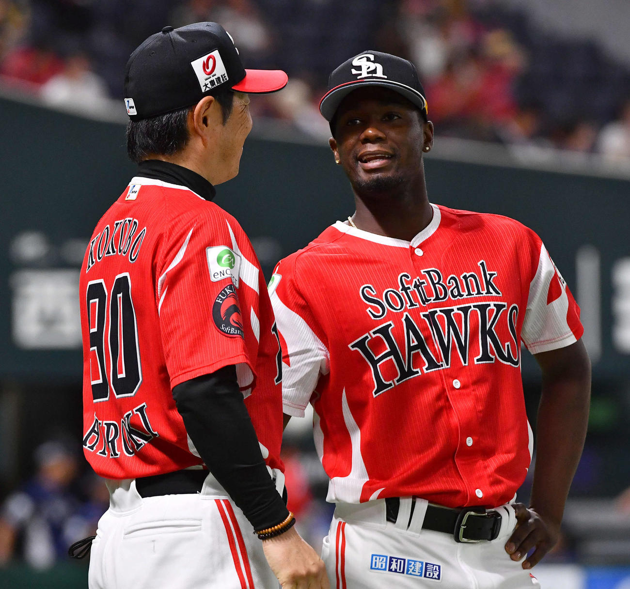 ソフトバンク対西武　今季11勝目を挙げたモイネロ（右）は小久保監督と話す（撮影・岩下翔太）
