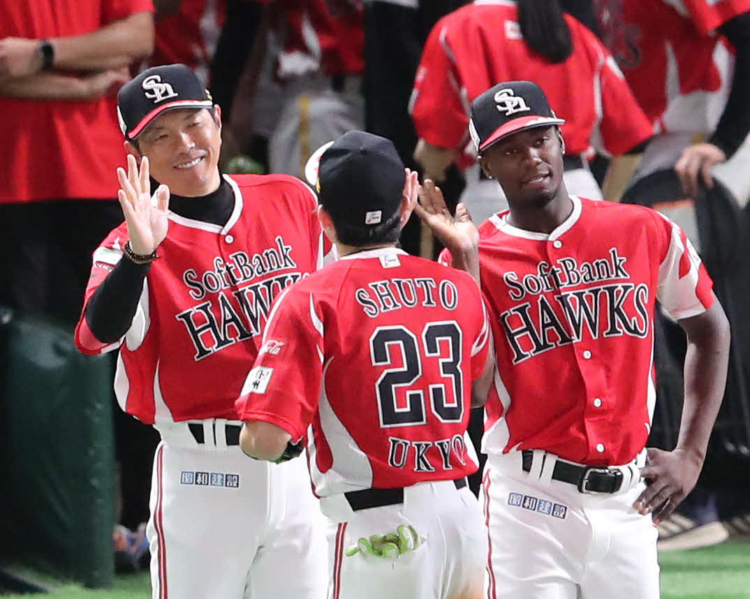 ソフトバンク対西武　ナインを笑顔で出迎える小久保監督と勝利投手のモイネロ（撮影・梅根麻紀）