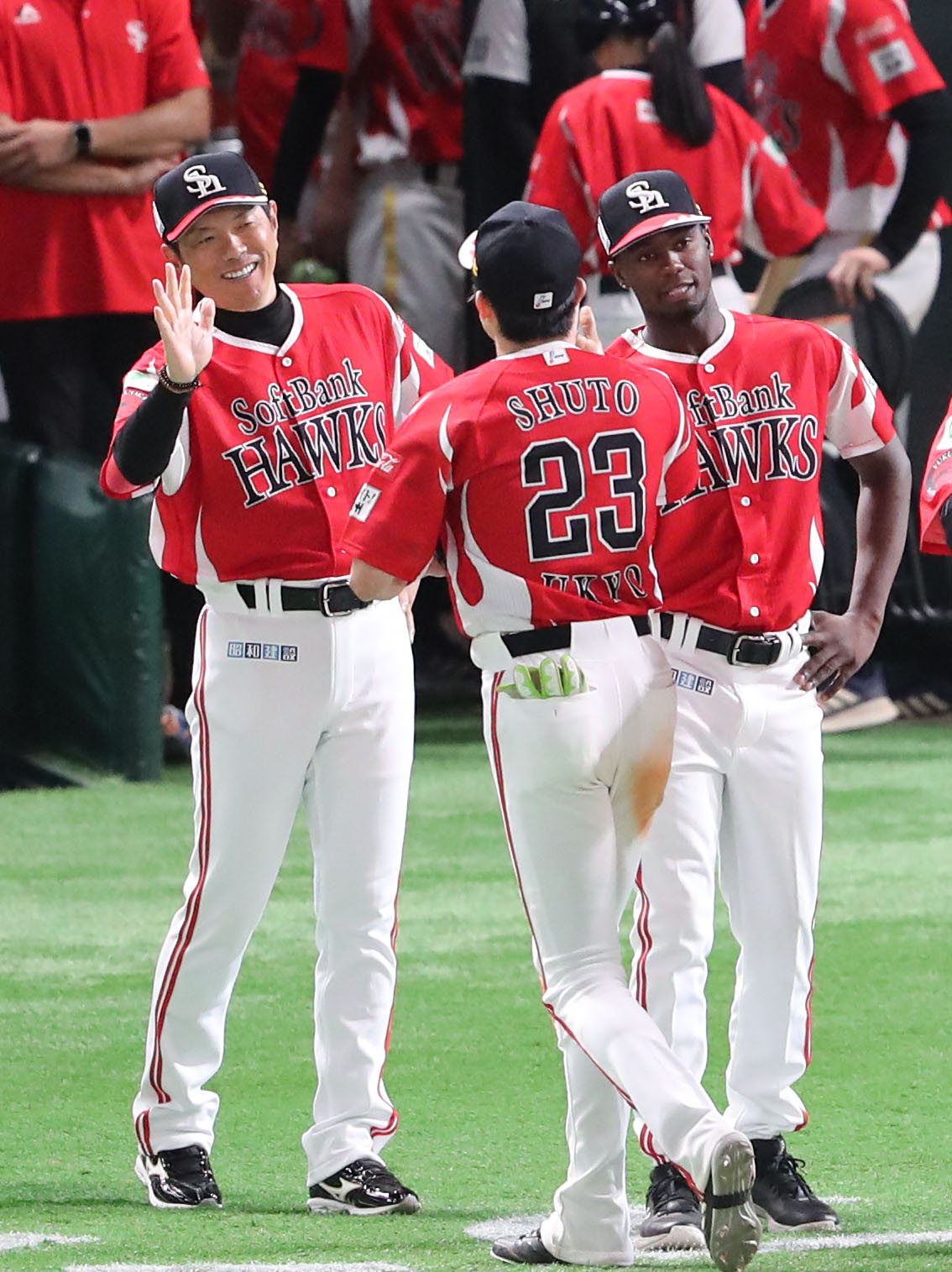 ソフトバンク対西武　ナインを笑顔で出迎える小久保監督と勝利投手のモイネロ（撮影・梅根麻紀）