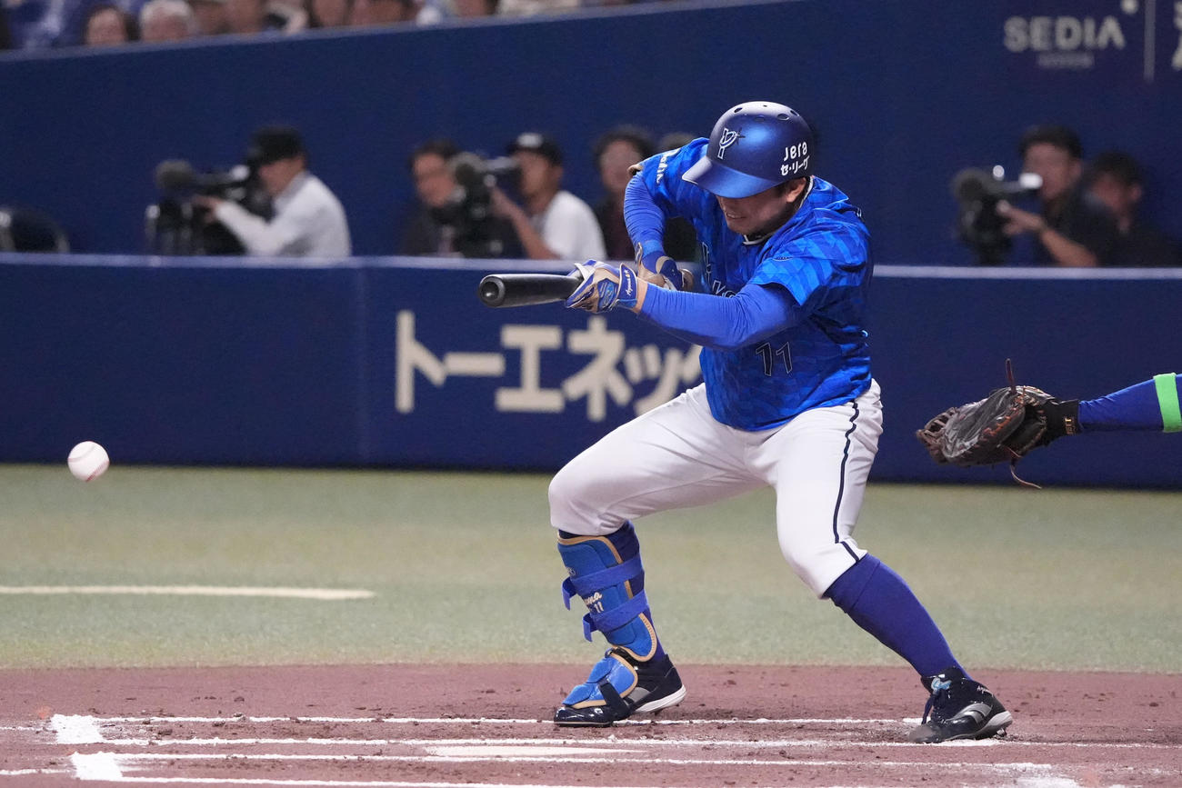 中日対DeNA 7回表DeNA1死三塁、スクイズを決める東（撮影・森本幸一）