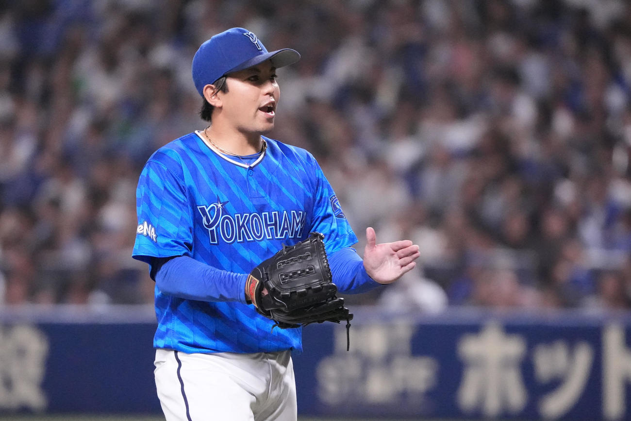 中日対DeNA 7回裏中日2死二塁、東はボスラーを三振で仕留めグラブを叩きながらベンチへ戻る（撮影・森本幸一）