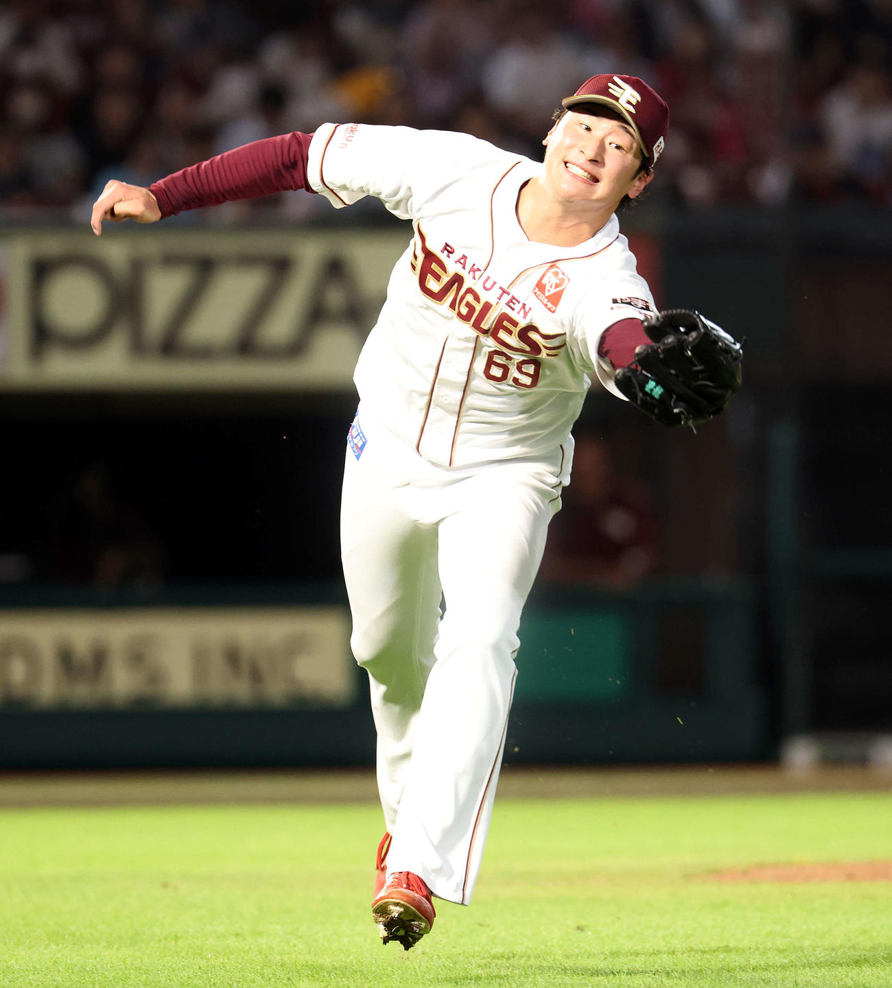 楽天対日本ハム　7回表日本ハム1死、水野の打球に飛びつく内（撮影・浅見桂子）