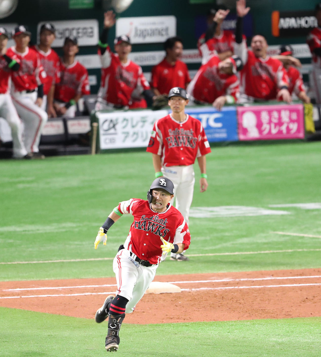 ソフトバンク対西武　2回裏ソフトバンク2死一、二塁、中村は右越えに2点適時三塁打を放つ（撮影・梅根麻紀）