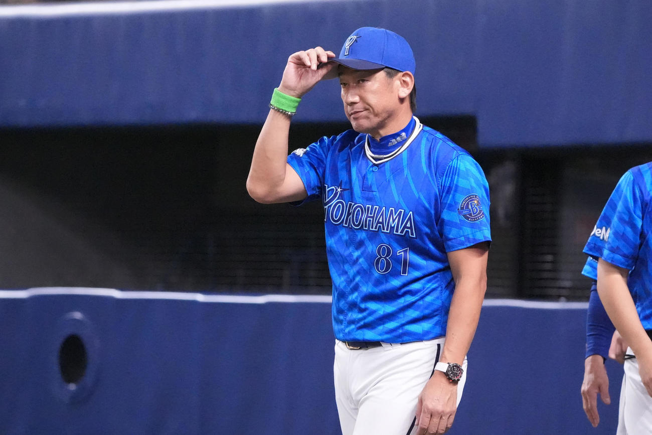 中日対DeNA　試合終了、レフトスタンドのファンに向かってあいさつをする三浦監督（撮影・森本幸一）