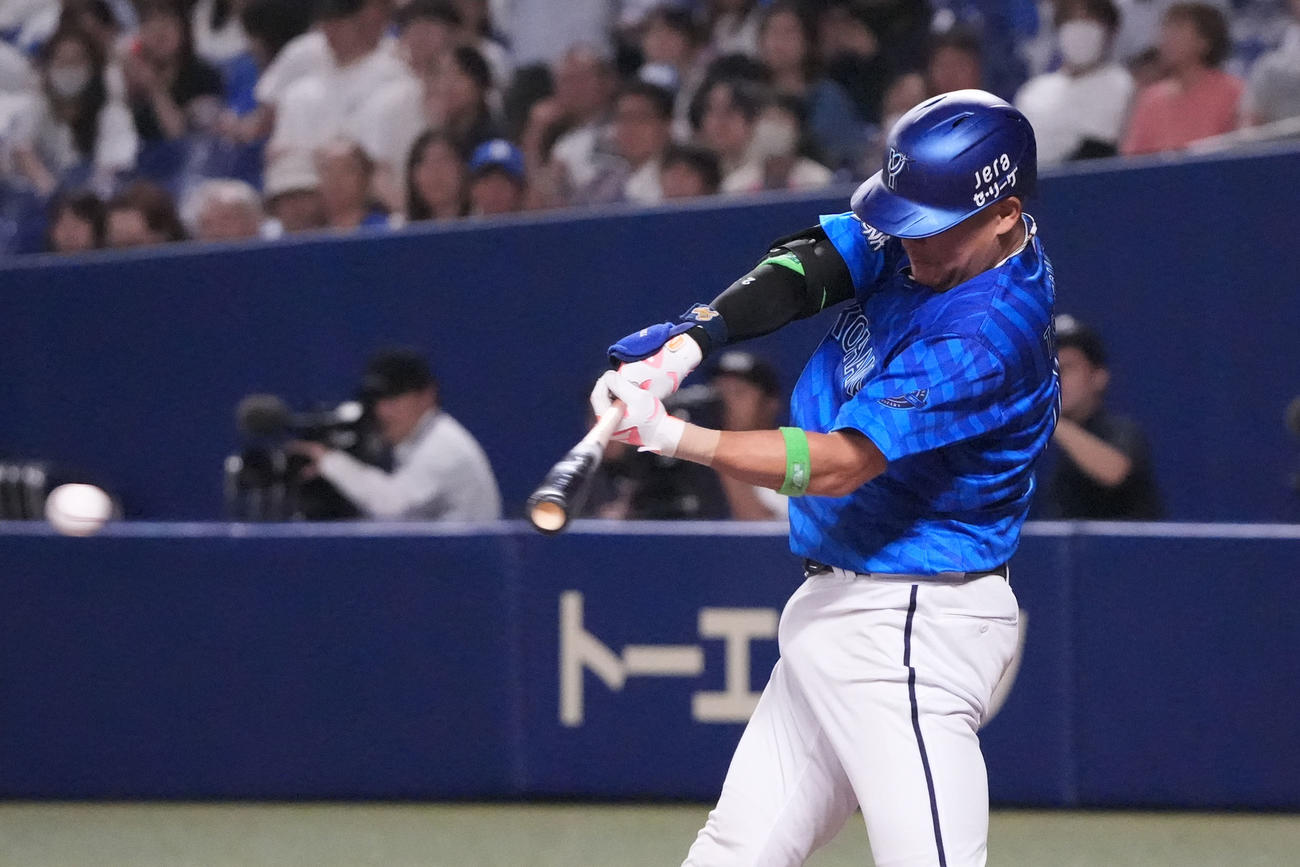 中日対DeNA 4回表DeNA無死、左前打を放つ筒香（撮影・森本幸一）