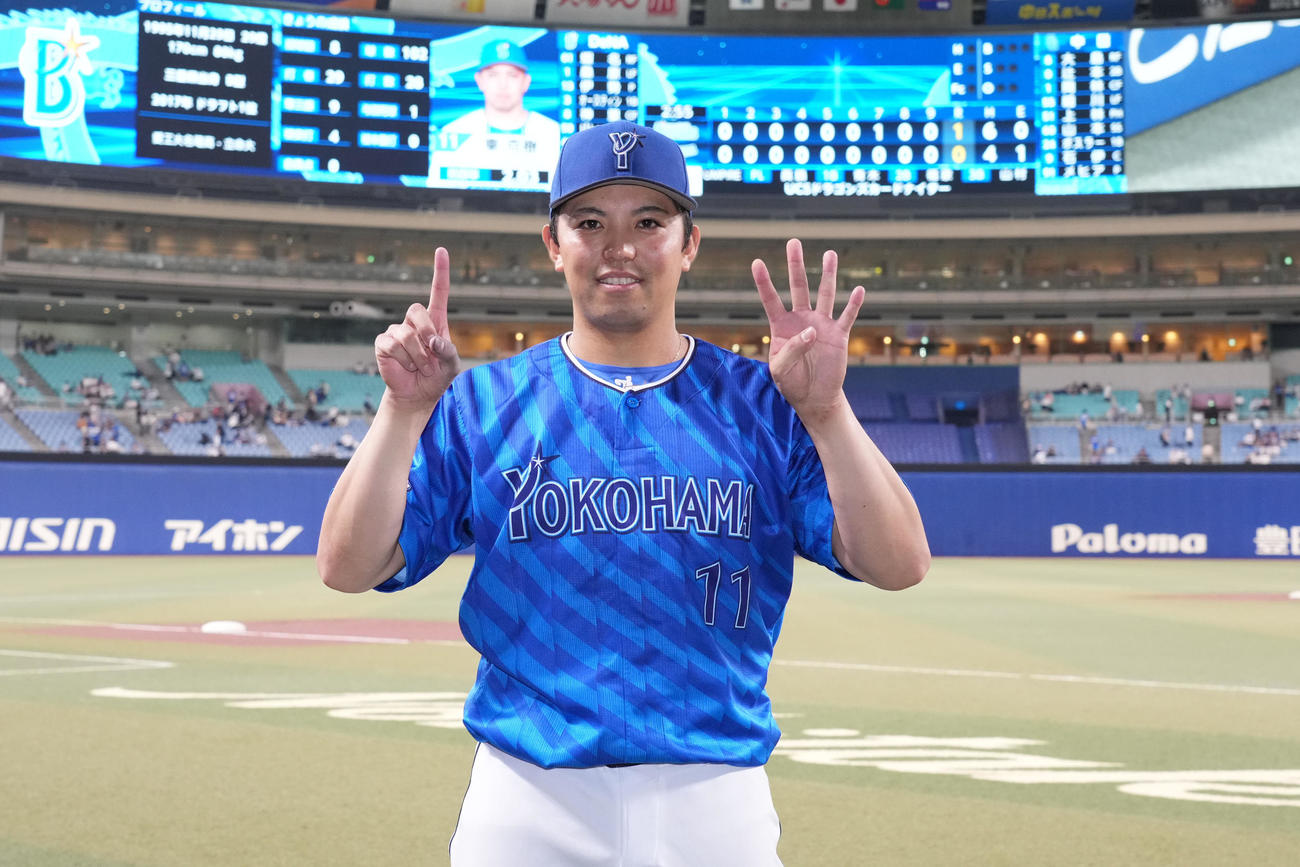 中日対DeNA　ヒーローインタビューを終えポーズを決める東（撮影・森本幸一）