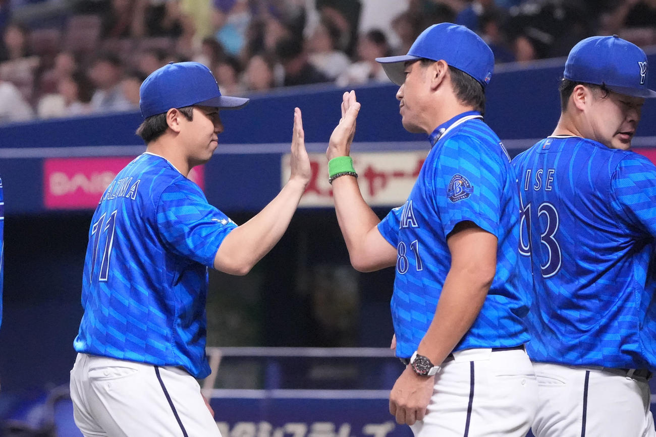 中日対DeNA　試合終了、東（左）は三浦監督とタッチを交わす（撮影・森本幸一）