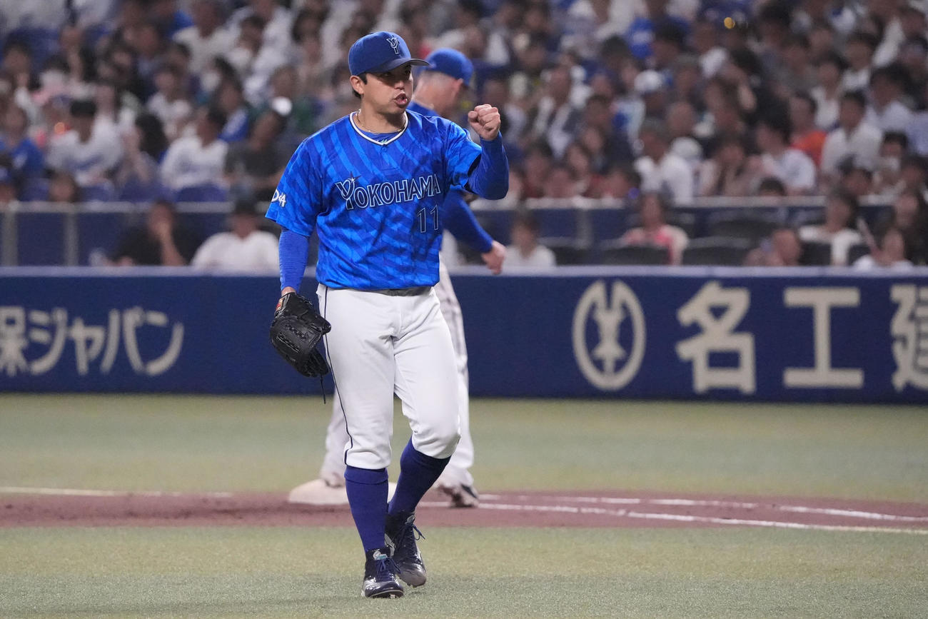 中日対DeNA 8回裏中日2死一塁、東（手前）は辻本を一ゴロに打ち取りガッツポーズをする（撮影・森本幸一）