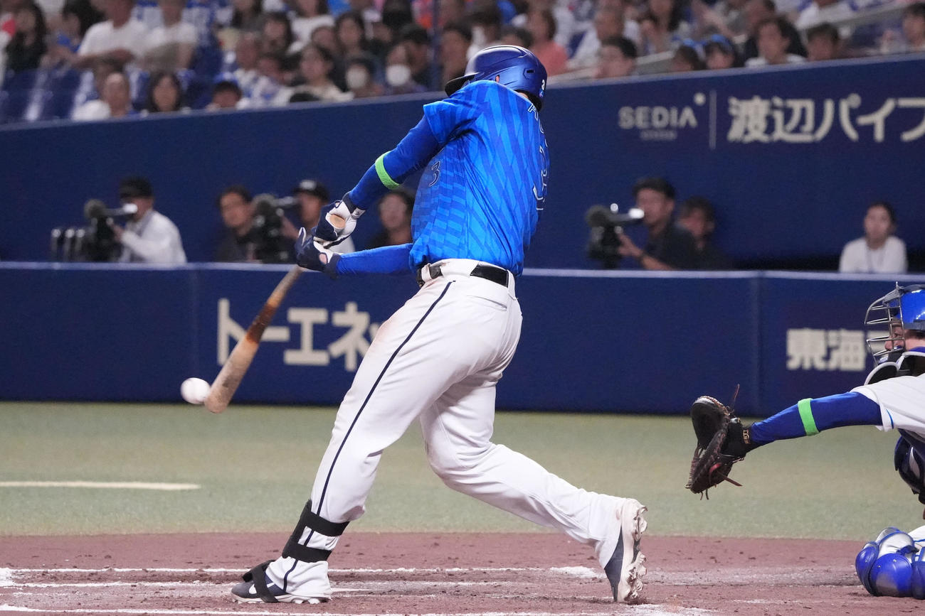 中日対DeNA 8回表DeNA1死、左前打を放つオースティン（撮影・森本幸一）