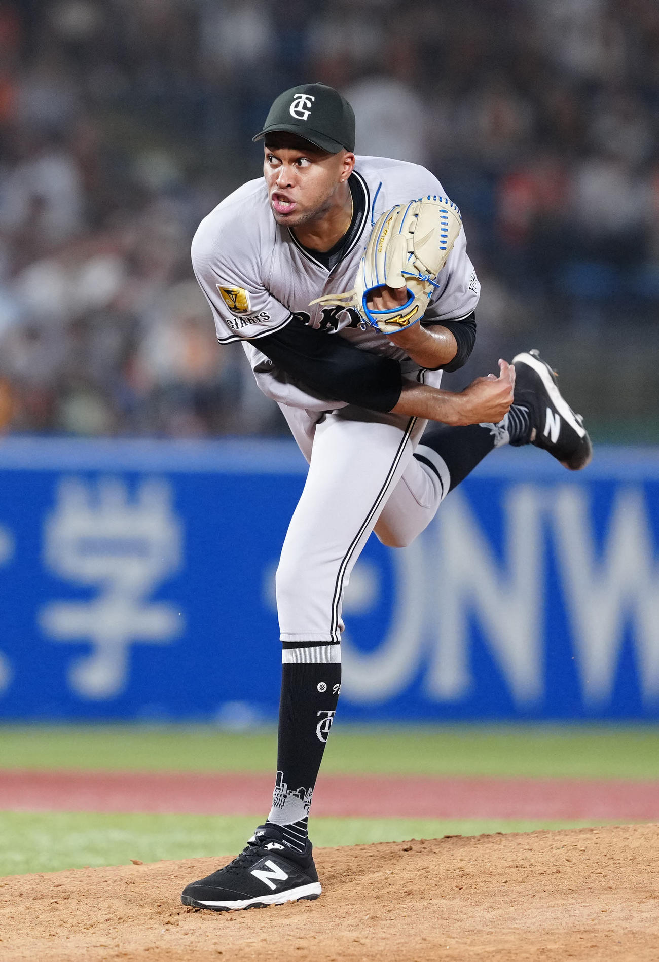 ヤクルト対巨人　巨人4番手のマルティネス（撮影・江口和貴）