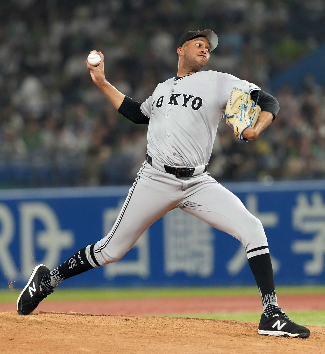 ヤクルト対巨人　9回からマウンドに上がった巨人マルティネス（撮影・たえ見朱実）