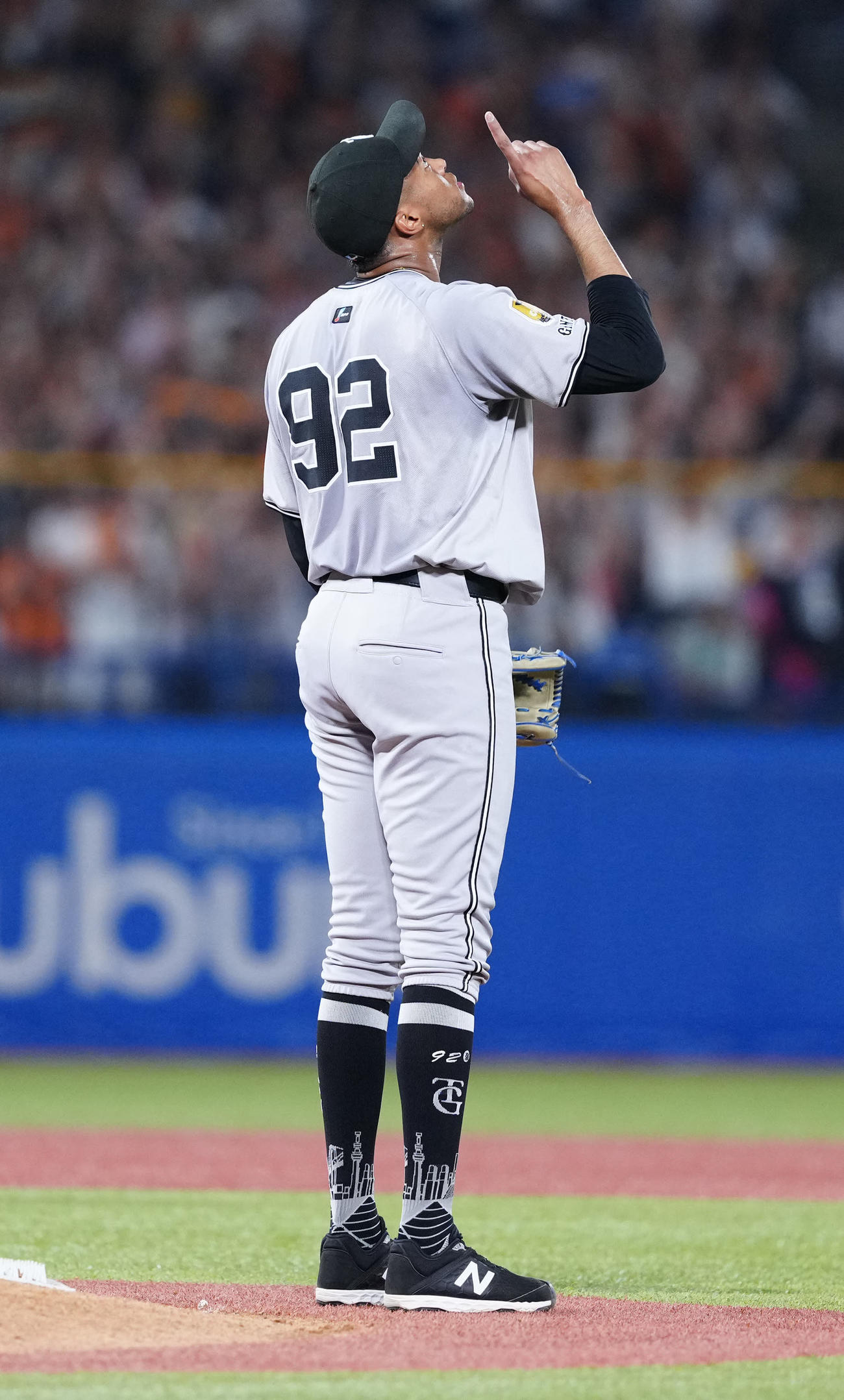 ヤクルト対巨人　9回裏ヤクルト2死、代打山田を左飛に仕留めたマルティネス（撮影・江口和貴）