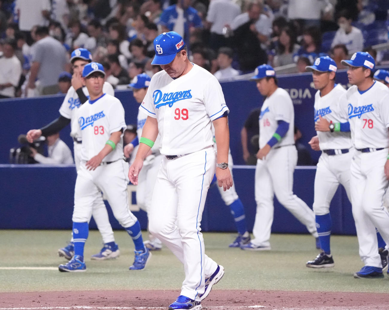 中日対DeNA　試合終了、井上監督（中央）は足取り重く整列に向かう（撮影・森本幸一）